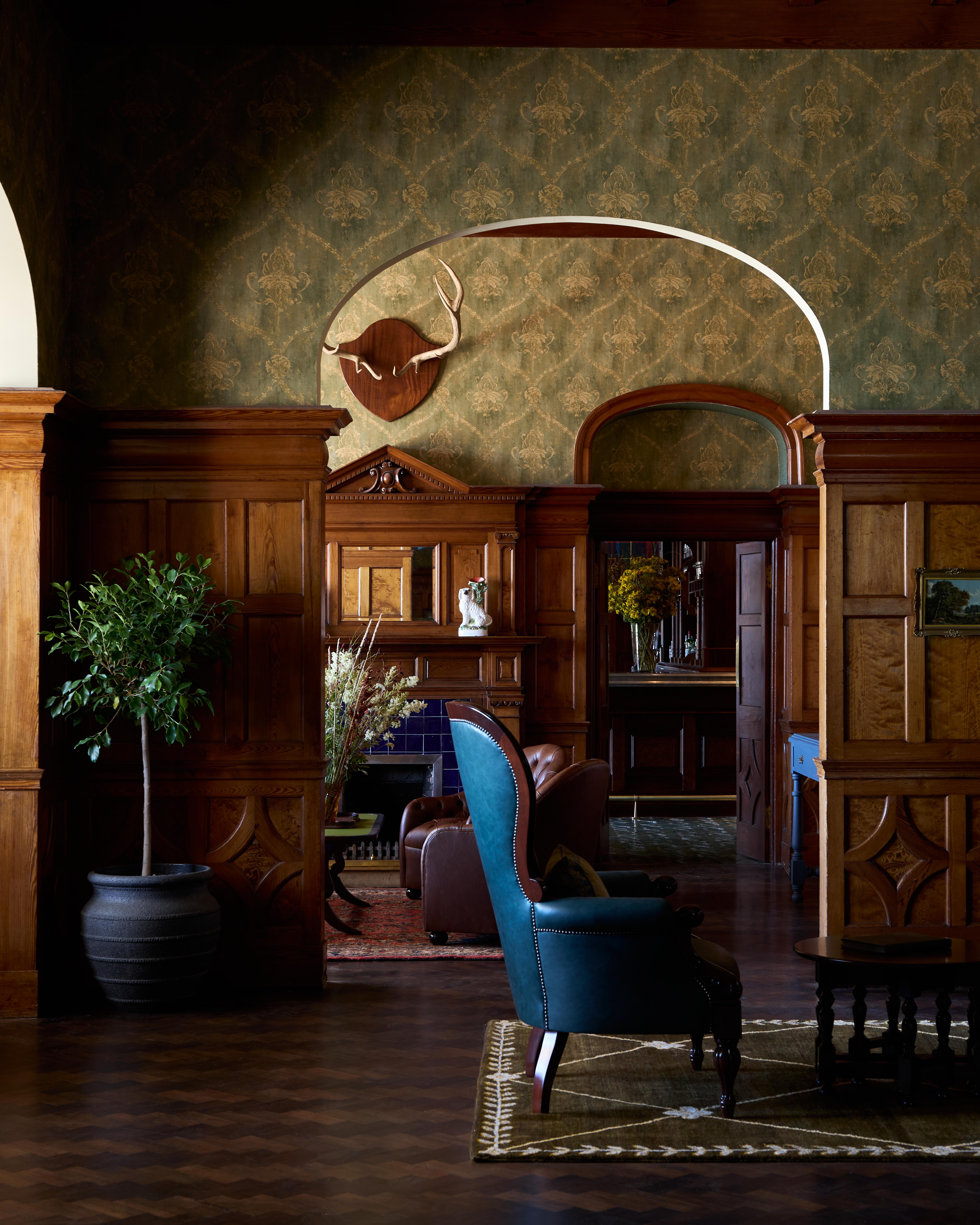 Dornoch Station Hotel Bagian luar foto The interior of the library