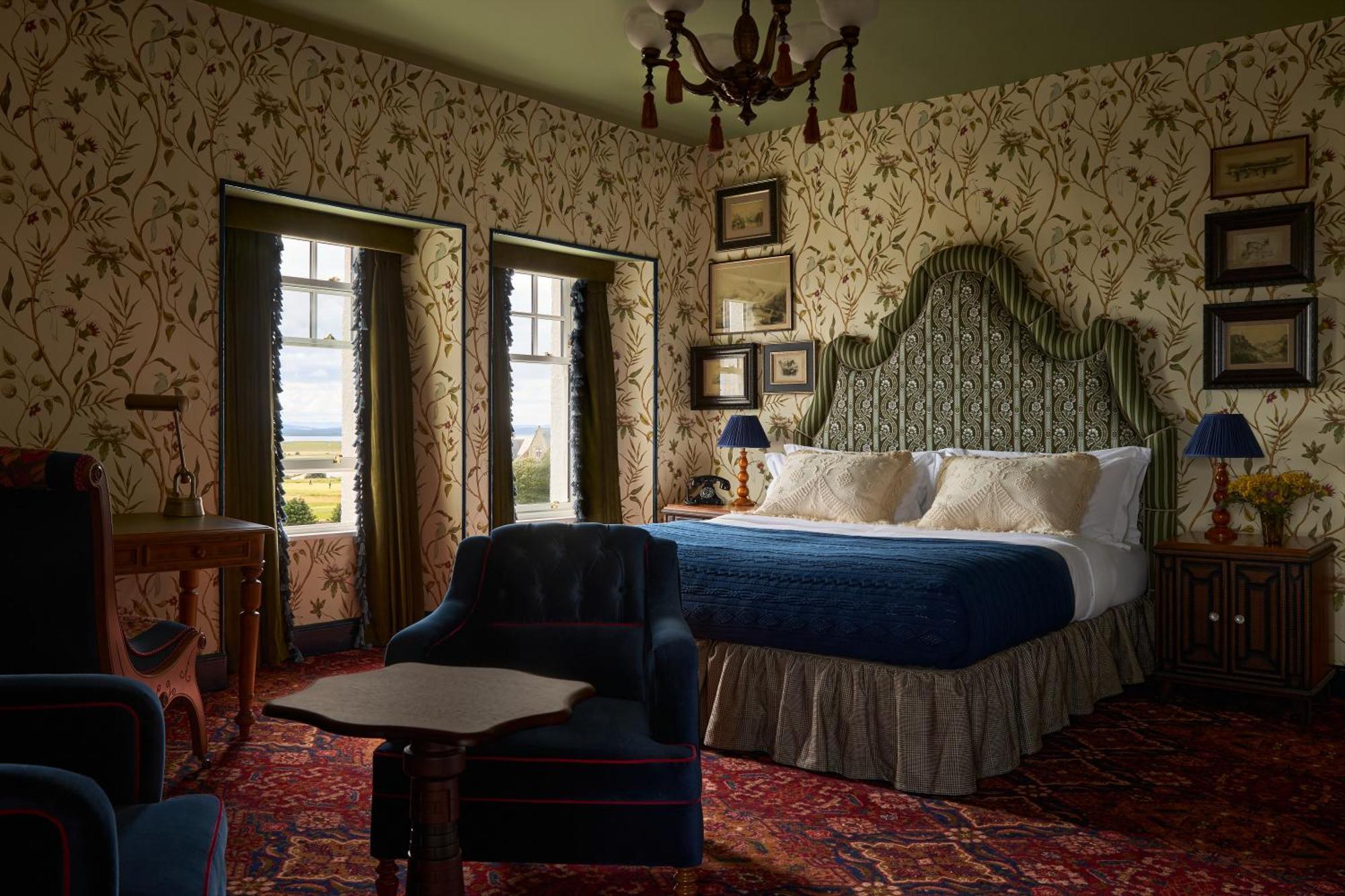 Dornoch Station Hotel Bagian luar foto A bedroom at the hotel